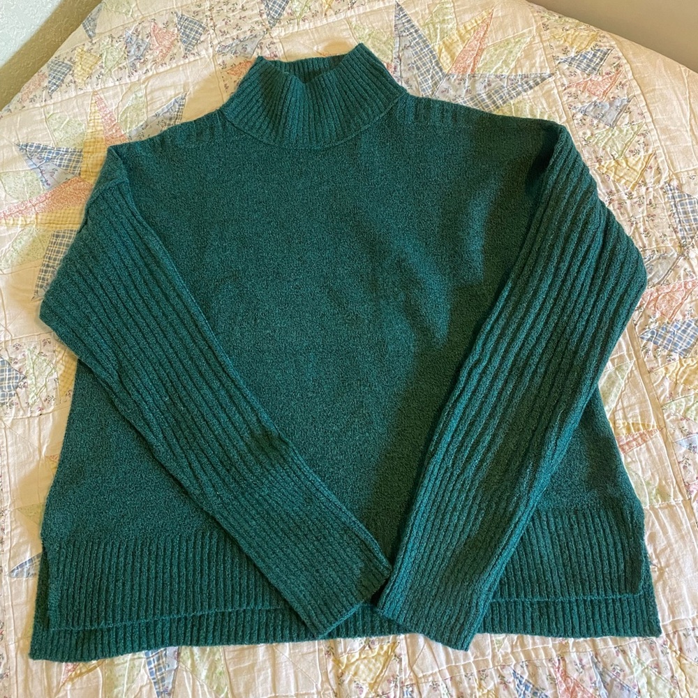 Women’s size xs super comfy sweater. Never worn.